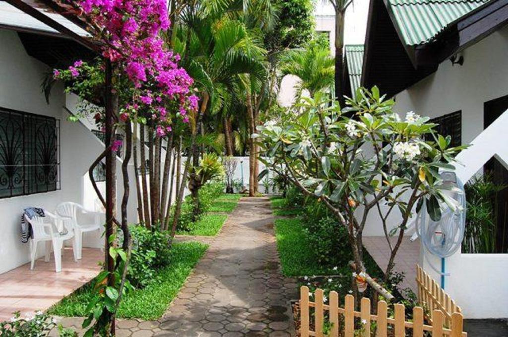 Hacienda Phuket Hotel Patong Bagian luar foto