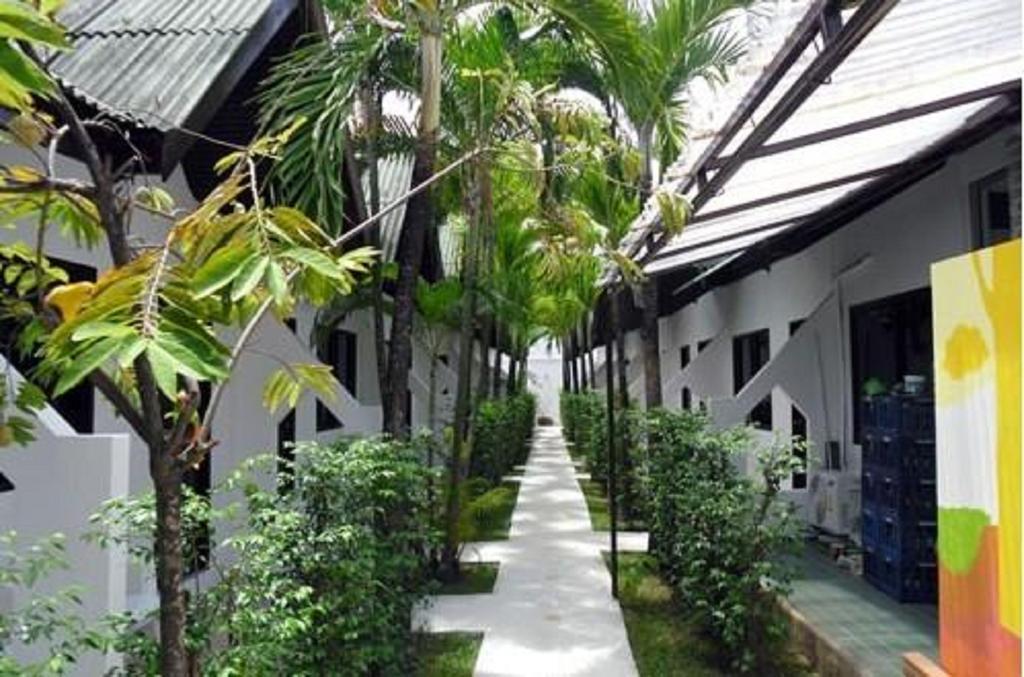 Hacienda Phuket Hotel Patong Bagian luar foto